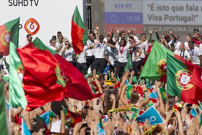 El jugador de Portugal Renato Sanches se dirige a los seguidores durante la celebración del título de la Eurocopa 2016.