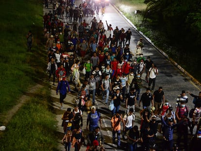 Cientos de hondureños de la nueva caravana saliendo desde San Pedro Sula.