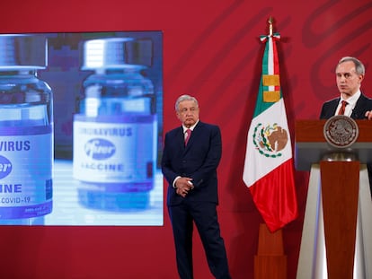 El subsecretario de Salud, Hugo López-Gatell, y el presidente Andrés Manuel López Obrador en una conferencia de prensa en el Palacio Nacional.