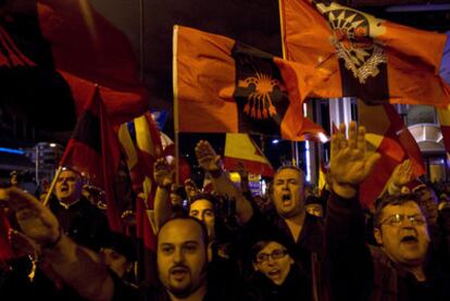 Simpatizantes de José Antonio Primo de Rivera, anoche en Madrid.