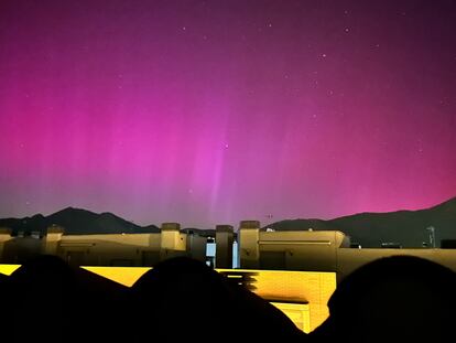 Aurora boreal vista desde Roses, en una imagen cedida por Alejandro Abad.