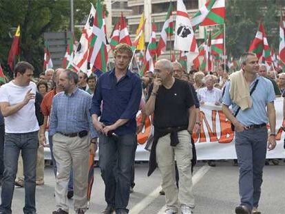 Otegi (primero por la izquierda) y Permach (primero por la derecha), en la manifestación de ayer en Pamplona.