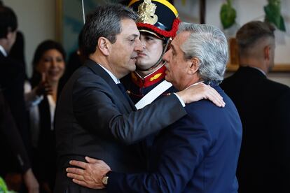 El presidente de Argentina, Alberto Fernández (d), saluda al ministro de Economía argentino, Sergio Massa, durante la cumbre del Mercosur el 4 de julio.