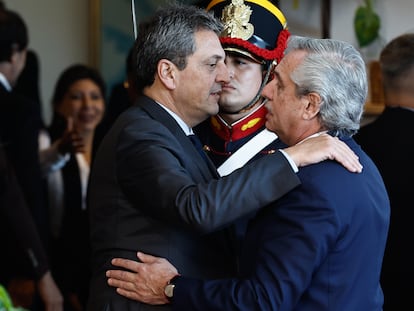 El presidente de Argentina, Alberto Fernández (d), saluda al ministro de Economía argentino, Sergio Massa, durante la cumbre del Mercosur el 4 de julio.