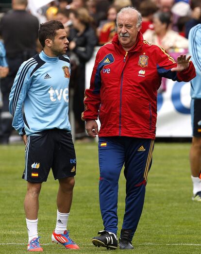 Del Bosque conversa con Jordi Alba antes del entrenamiento