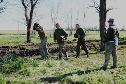 De izquierda a derecha, Alexander Karman, Volodímir Orenchak y Tarás Havrilenko, durante unos ejercicios en la región de Zaporiyia, el 2 de mayo de 2023.