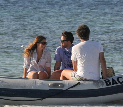 Dani Martín y Blanca Suárez, en su primer verano como pareja. La actriz y el cantante se han dejado ver por Ibiza, la isla de moda y el centro de los famosos este verano.