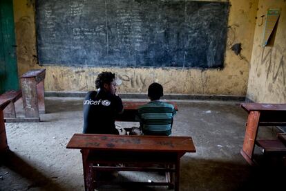 Ishmael Beah, de UNICEF, charla con un chico que estuvo enrolado en un grupo armado en una escuela de Pibor (Sudán del Sur). El niño hizo labores de cocinero y entró en combate, donde vio morir a tres de sus amigos. La Facción Cobra ha accedido a liberar a 1.755 niños desde mayo de 2014.