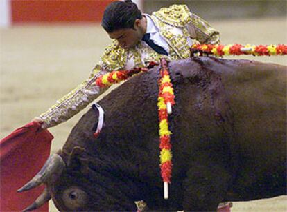 El Cid, lidiando un toro de su lote ayer.