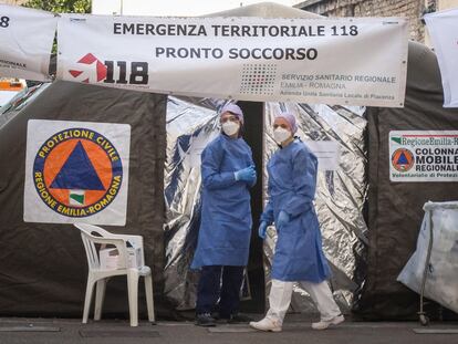 Dos médicos, con mascarilla y traje protector, en un hospital de protección civil Piacenza (Italia).