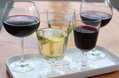 Cada taça de vinho representa uma unidade de álcool.
