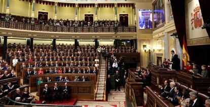 El rey Felipe se dirige a la Cámara mientras el rey emérito Juan Carlos I recibe el aplauso de los padres de la Constitución, a su izquierda, y de los diputados.