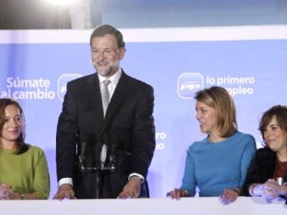 Rajoy celebra con los militantes y simpatizantes del PP la victoria del partido.