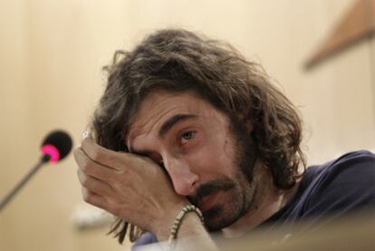 El fotógrafo Manu Brabo, emocionado, durante la rueda de prensa en el aeropuerto de Barajas.