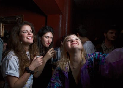 Carlotta, Ade y Amber celebrando en el camerino tras el concierto.