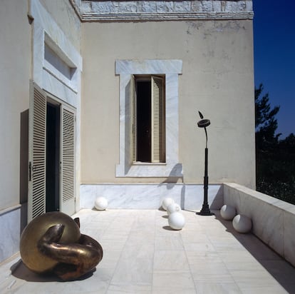 Vista de la terraza de la villa, con esculturas de Takis, en 1981