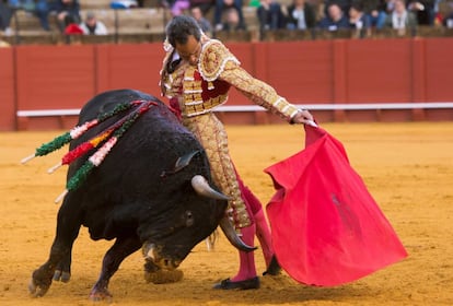 El torero colombiano Luis Bolívar torea al natural al cuarto toro de la tarde, en la Maestranza.