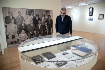 Una persona observa piezas de la exposición 'Imprenta Sur (1925-2025). Cien años, cien objetos'.