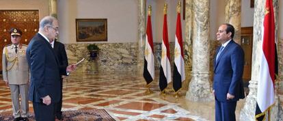 Al Sisi (a la derecha) escucha el juramento del nuevo primer ministro egipcio al asumir el cargo este sábado en El Cairo.