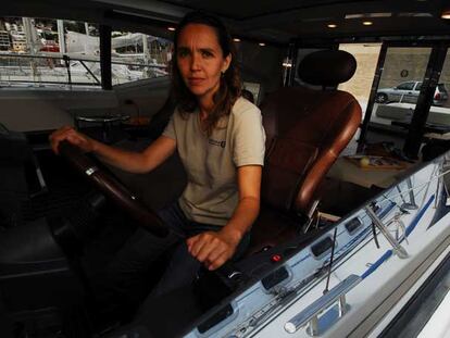 Olga Sola posa en la cabina de mando del <i>Odisea</i>, amarrado  en el puerto de L&#39;Escala (Girona).