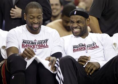 Dwayne Wade y LeBron James se ríen en el banquillo durante los últimos minutos del partido ante los Sacramento Kings
