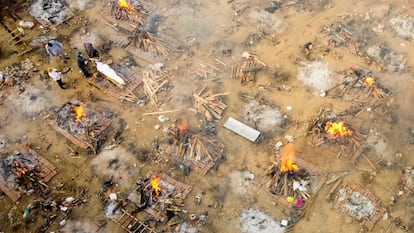 Foto aérea desta segunda-feira mostra famílias e amigos se despedindo de uma vítima de covid-19 em um crematório de Nova Délhi. Em vídeo, o diretor-geral da OMS, Tedros Adhanom Ghebreyesus, pede ajuda urgente para a Índia.