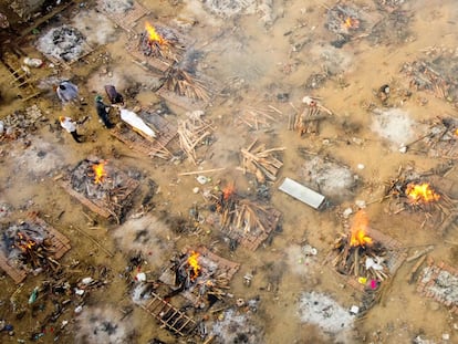 Foto aérea desta segunda-feira mostra famílias e amigos se despedindo de uma vítima de covid-19 em um crematório de Nova Délhi. Em vídeo, o diretor-geral da OMS, Tedros Adhanom Ghebreyesus, pede ajuda urgente para a Índia.