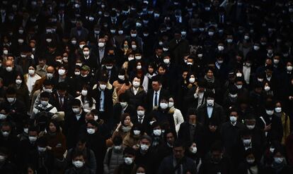 Trabajadores en la estación de tren de Tokio (Japón).