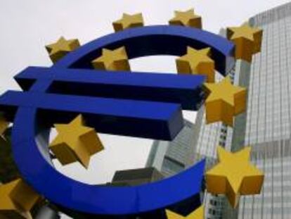 Una escultura del símbolo del euro ante la sede del Banco Central Europeo. EFE/Archivo