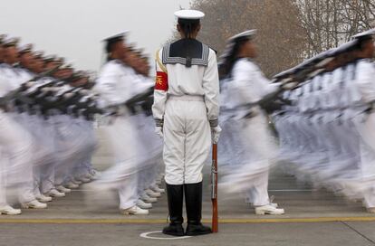 Unos reclutas de Ejército de la Armada del Pueblo Chino, marchan durante un desfile para conmemorar el final de un semestre en la base militar del Mar del Norte, en Qingdao, provincia de Shandong (China), 5 de diciembre 2013.