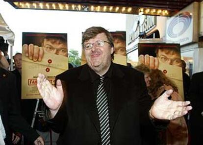 Michael Moore, a su llegada anoche al preestreno del documental, que mañana podrá verse en 900 salas.