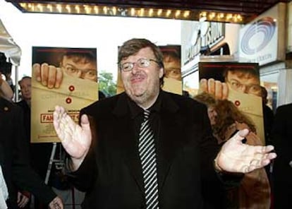 Michael Moore, a su llegada anoche al preestreno del documental, que mañana podrá verse en 900 salas.