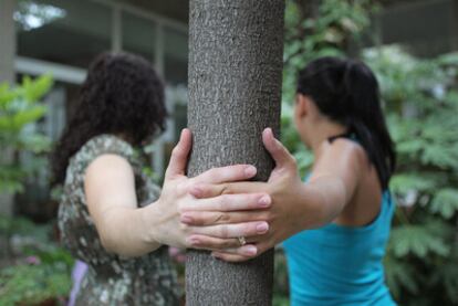 Vanessa, a la izquierda, y Miriam solo empezaron a vivir sus vidas hace ocho años, tras huir con su madre y sus otras dos hermanas de su padre.