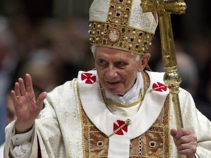 Benedicto XVI bendiciendo a los fieles, a comienzos de febrero. 