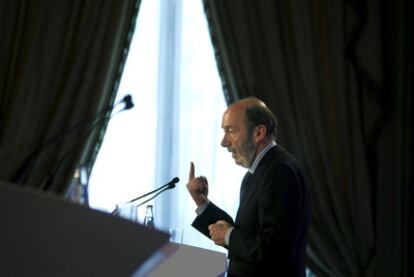 El vicepresidente primero, Alfredo Pérez Rubalcaba, ayer en un acto en Barcelona.