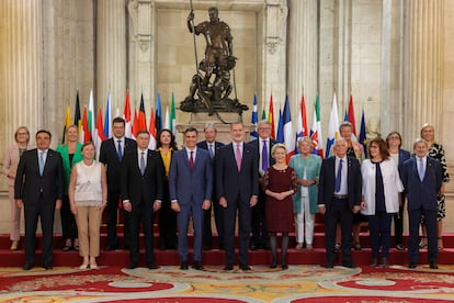 El rey Felipe VI (centro) posa para lo foto de familia junto a la presidenta de la Comisión Europea, Ursula Von der Leyen, el presidente del Gobierno, Pedro Sánchez, y los miembros del Colegio de Comisarios de la UE, tras su reunión de este lunes en Madrid. 