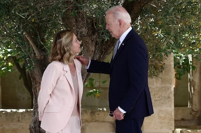 El presidente de los Estados  Unidos, Joe Biden, es recibido por la primera ministra italiana, Giorgia Meloni en Borgo Egnazia (Italia). 
