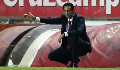 Emery da instrucciones en la banda del S&aacute;nchez Pizju&aacute;n. 