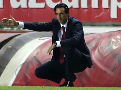 Emery da instrucciones en la banda del S&aacute;nchez Pizju&aacute;n. 