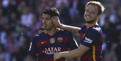 Rakitic festeja en Granada un tanto de Luis Suárez.