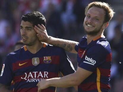 Rakitic festeja a Granada una miqueta de Luis Suárez.