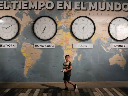 Un niño camina en un centro comercial en Cúcuta (Colombia), en 2022.