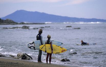 Dos surfistas en la playa de Guéthary.