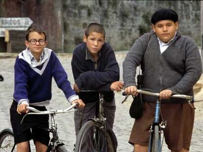 Juan José Ballesta, entre Daniel Retuerta (izquierda) y Andrés de la Cruz, en un fotograma de <i>El viaje de Carol</i>.