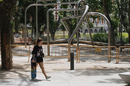 Las vallas rodean los columpios del parque infantil de la recién inaugurada plaza de España de Madrid y está prohibido usarlos.