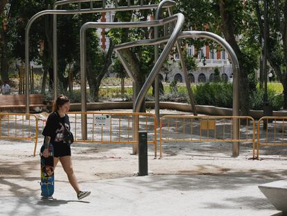 Las vallas rodean los columpios del parque infantil de la recién inaugurada plaza de España de Madrid y está prohibido usarlos.