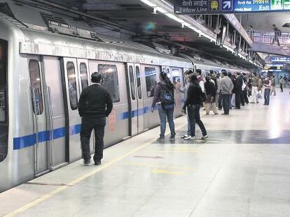 Metro de Nueva Delhi, cuyos convoyes han sido suministrados por CAF. Abajo, centro de control de túneles de Indra.