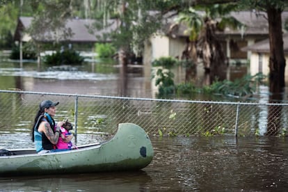 Una mujer y su perro navegan en una canoa sobre las aguas que inundan Middleburg, Florida tras el paso del huracán Irma.
