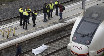 Un monolito recuerda a las víctimas en Montcada, como el joven atropellado por un tren este miércoles.