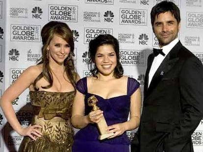 America Ferrara sostiene su Globo de Oro por <i>Ugly Betty</i>, acompañada de Jennifer Love Hewitt y John Stamos.